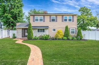 49 Rainbow Ln, Levittown, NY 11756