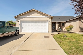 136 Cottonwood Dr, Eagle Point, OR 97524