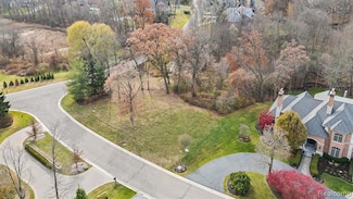 556 Barrington Ct, Bloomfield Hills, MI 48304