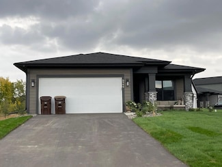 5399 Robinwood Ct, Chaska, MN 55318