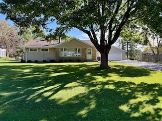 3840 S Sunny View Dr, New Berlin, WI 53151