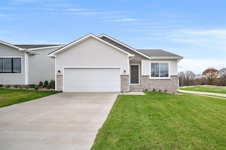 4408 Honey Bee Rd, Des Moines, IA 50317
