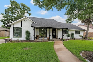 918 Hollow Tree St, La Porte, TX 77571