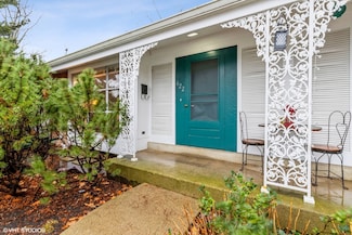 622 Carriage Hill Dr, Glenview, IL 60025