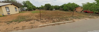 10 Willow St, Pearsall, TX 78061