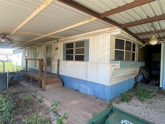 105 Metro Dr, Tye, TX 79563