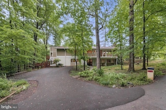 8 Park Overlook Ct, Bethesda, MD 20817