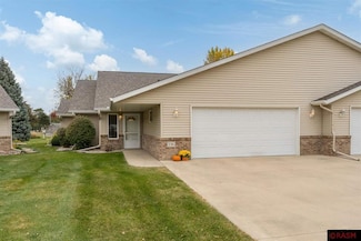 136 Shamrock Dr, Mankato, MN 56001