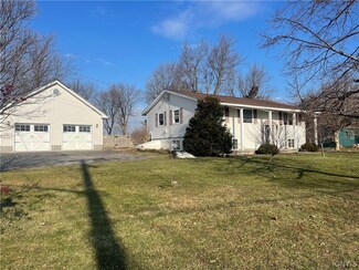 124 Hill St, Sackets Harbor, NY 13685