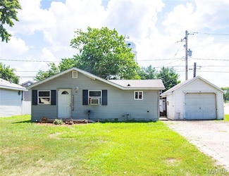 15 S 13th St, Wood River, IL 62095