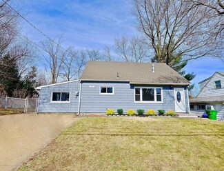 37 Kendall Dr, Parlin, NJ 08859