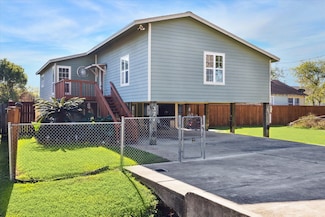 327 Kansas St, Bacliff, TX 77518