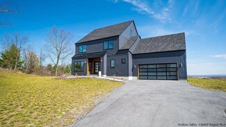12 Rivercrest Ln, Marlboro, NY 12542