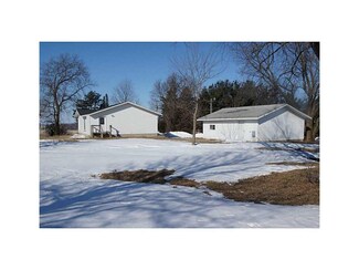 3140 Quasqueton Ave, Walker, IA 52352
