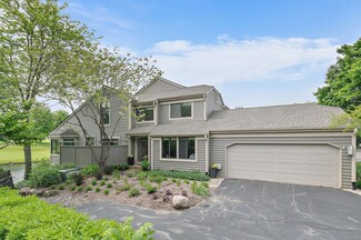 501 White Oak Ln, Lake Barrington, IL 60010
