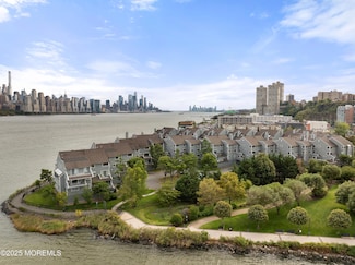 9E Cove Ln N, North Bergen, NJ 07047