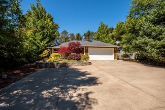 2440 S Crestline Dr, Waldport, OR 97394