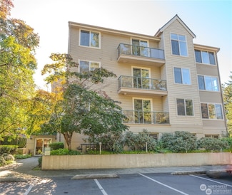 6831 NE 170th St Unit 305, Kenmore, WA 98028