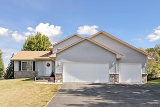 821 Green Acre Ct, Belle Plaine, MN 56011