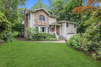 9 Endicott Dr, Huntington, NY 11743