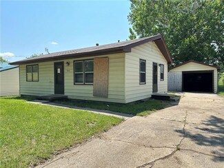 2613 Wedgewood Rd, Des Moines, IA 50317