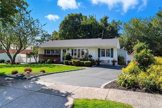 12 Putnam Ct, ComMacK, NY 11725