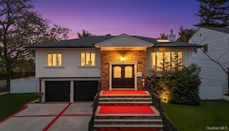 2 Valley Greens Dr, Valley Stream, NY 11581