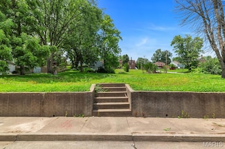 1219 N 4th St, Saint Charles, MO 63301
