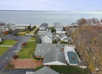 9 Oak Shore Dr, Bayville, NY 11709