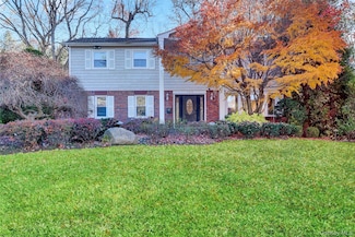 165 Tara Dr, Roslyn, NY 11576