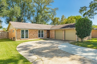 820 Perry St, Angleton, TX 77515