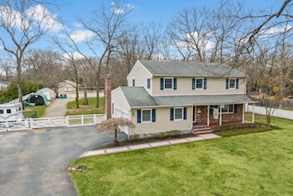 14 Hillside Ave, Saint James, NY 11780