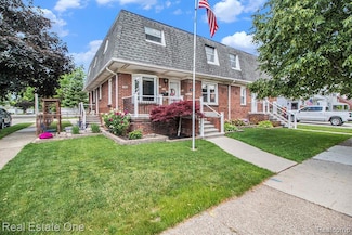 96 Detroit St, Trenton, MI 48183
