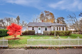 24 School St, Oak Bluffs, MA 02557