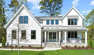 5 Pond View Ct, Hyde Park, NY 12538