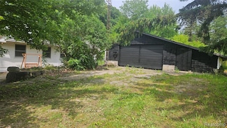 5820 Mack Rd, Howell, MI 48855