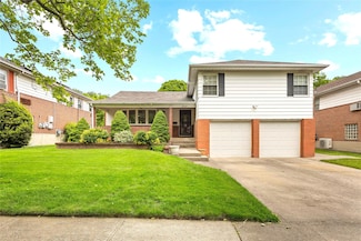 222-47 Garland Dr, Flushing, NY 11364