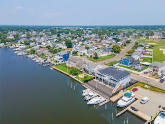 390 E Shore Rd, Lindenhurst, NY 11757