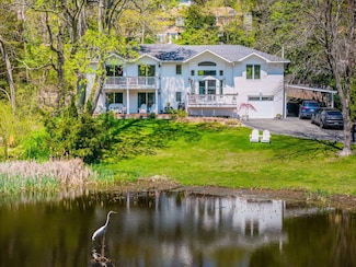 60 Bayview Dr, Huntington, NY 11743