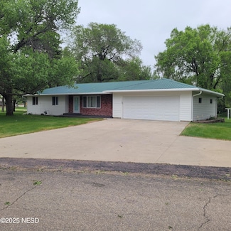 102 8th Ave SE, Clark, SD 57225