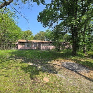 105 Lewis St, Trinity, TX 75862