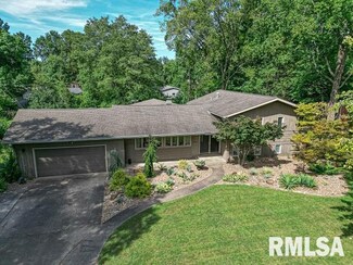 27 Hillcrest Dr, Carbondale, IL 62901