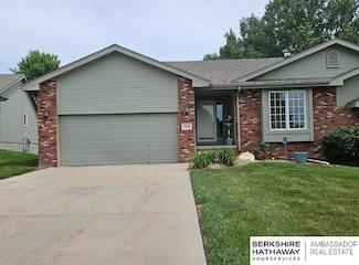 5008 Lakeside Dr, Papillion, NE 68133