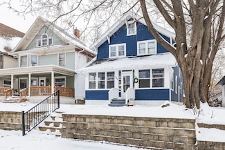 888 Laurel Ave, Saint Paul, MN 55104
