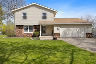 498 Park Hill Dr, Pewaukee, WI 53072