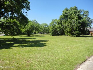 807 Westwood St, Pascagoula, MS 39567