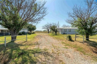 13487 Kamay Rd, Electra, TX 76360