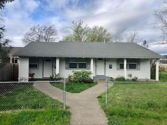 441 N 1st St, Central Point, OR 97502