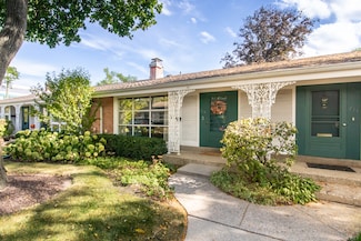 713 Carriage Hill Dr, Glenview, IL 60025