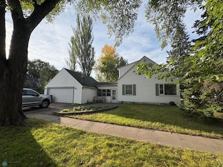 1402 4th St S, Moorhead, MN 56560